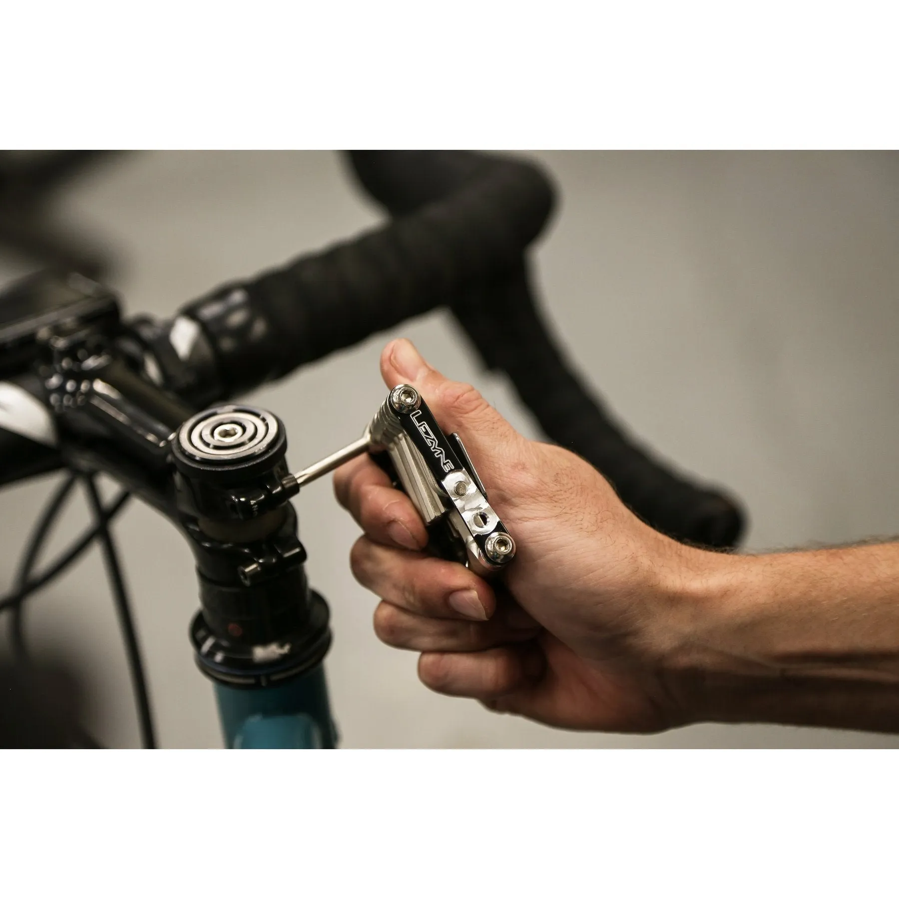 LEZYNE Tubeless Flow Storage Loaded Bicycle Cage Holder, Integrated Storage Container with V Pro Multi-Tool, Tubeless Tire Repair Tool, Tire Seals (1-BC-FLSTL-V404)